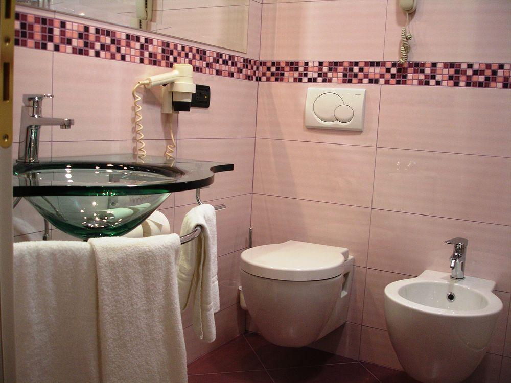 Augustus Hotel Biella Buitenkant foto