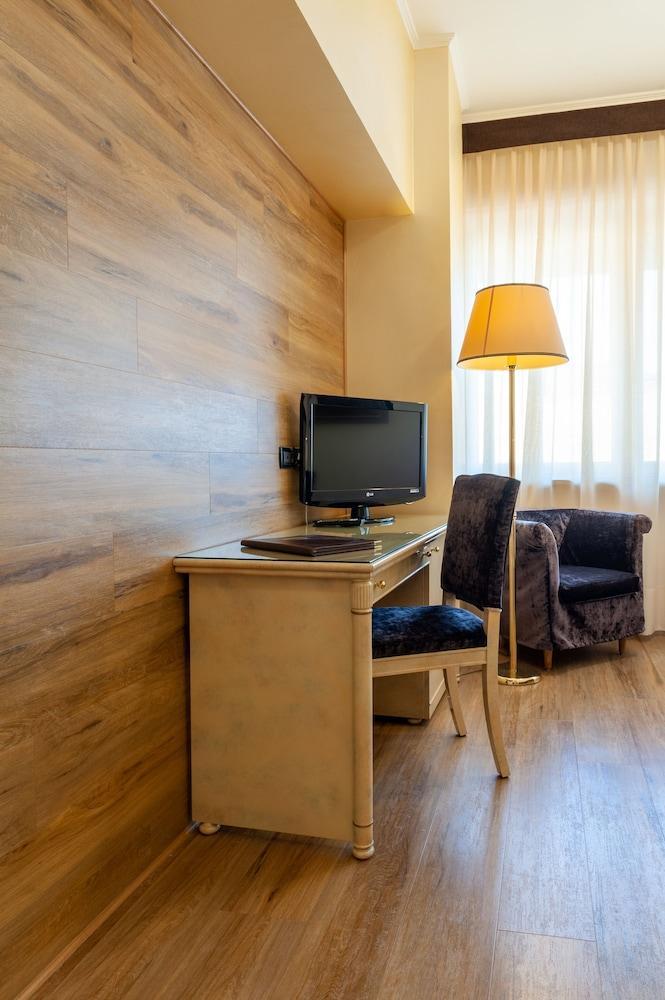 Augustus Hotel Biella Buitenkant foto