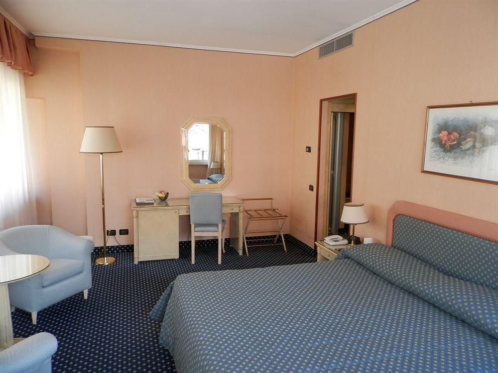 Augustus Hotel Biella Buitenkant foto