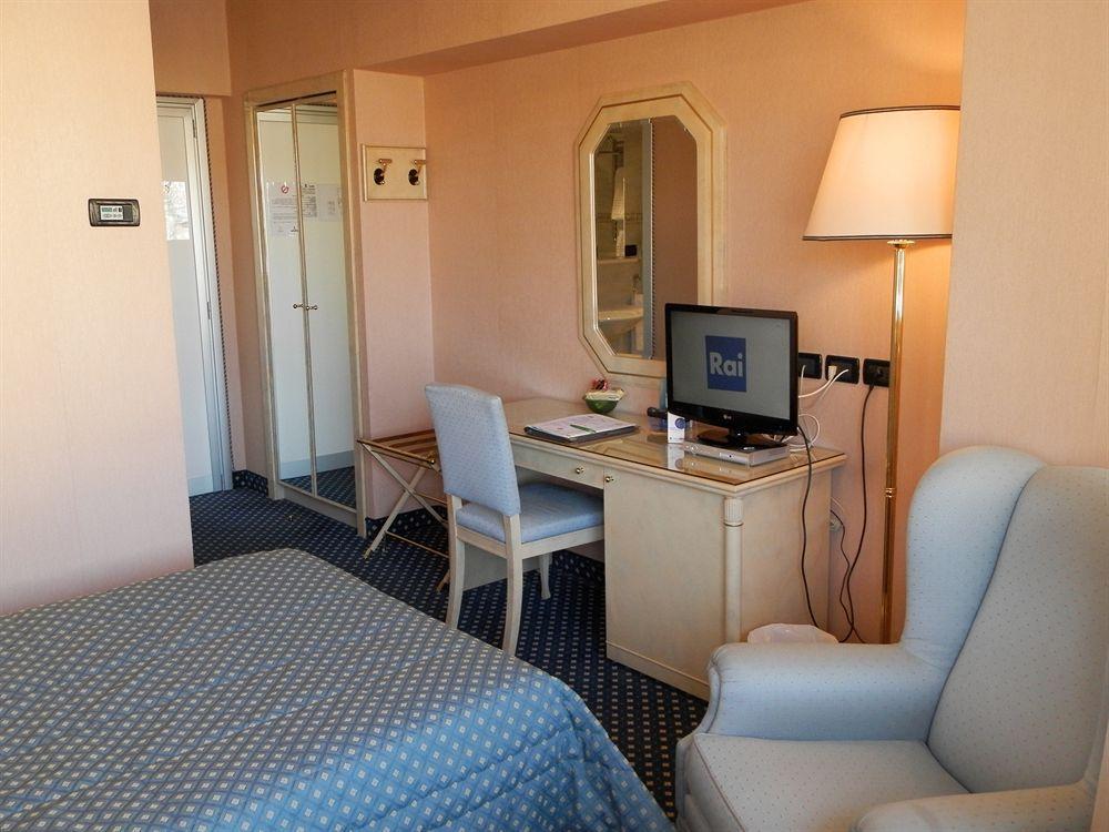 Augustus Hotel Biella Buitenkant foto