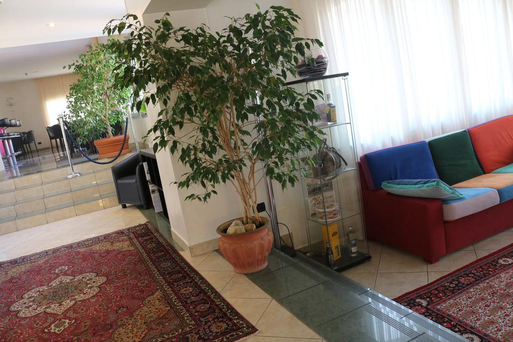 Augustus Hotel Biella Buitenkant foto