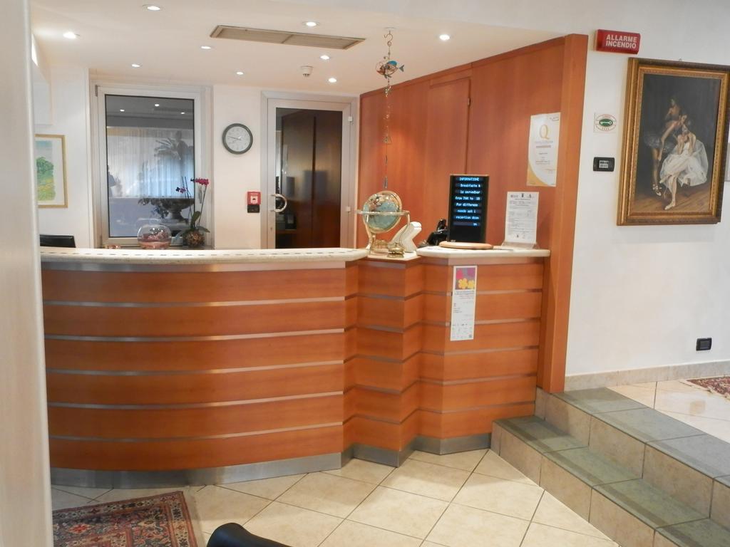 Augustus Hotel Biella Buitenkant foto