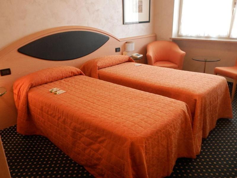 Augustus Hotel Biella Buitenkant foto