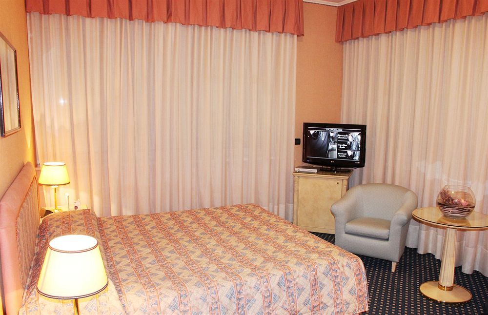 Augustus Hotel Biella Buitenkant foto