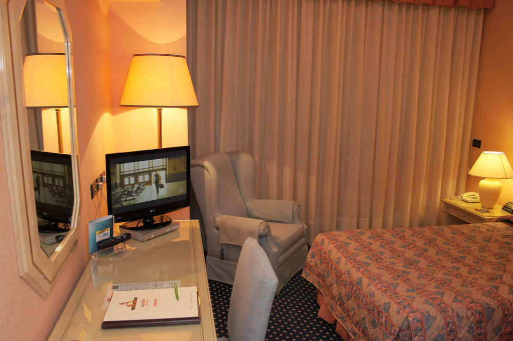 Augustus Hotel Biella Buitenkant foto
