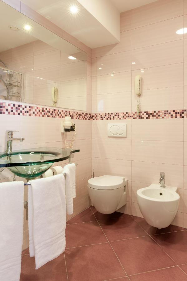 Augustus Hotel Biella Buitenkant foto