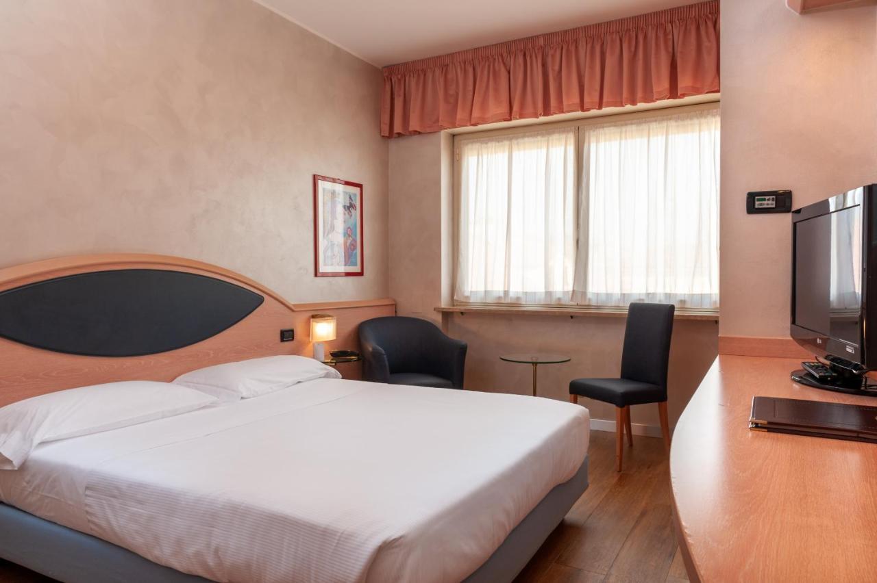Augustus Hotel Biella Buitenkant foto