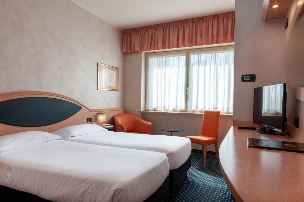 Augustus Hotel Biella Buitenkant foto