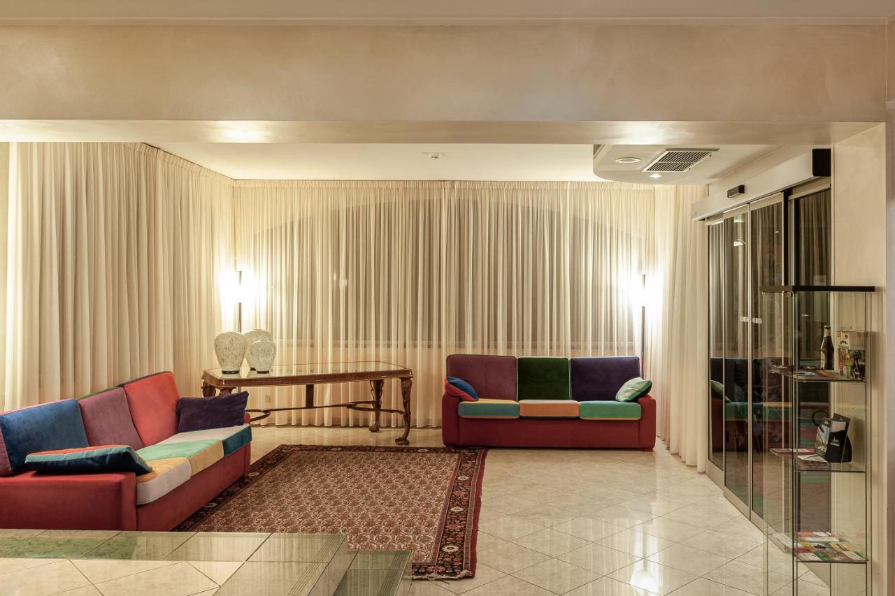 Augustus Hotel Biella Buitenkant foto